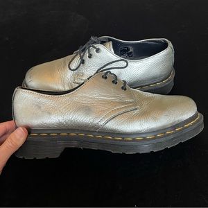 DR. MARTENS Silver Oxfords